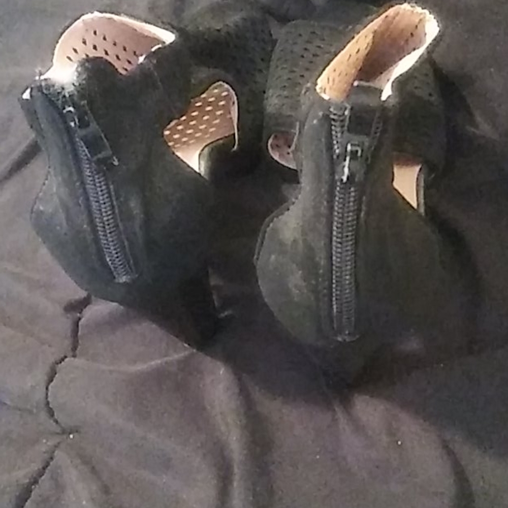 Heels - Picture 2 of 5